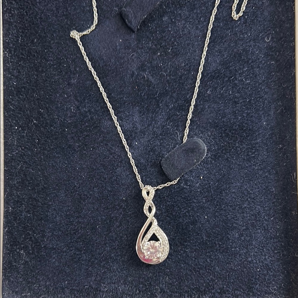 Elegant Silver Pendant Necklace